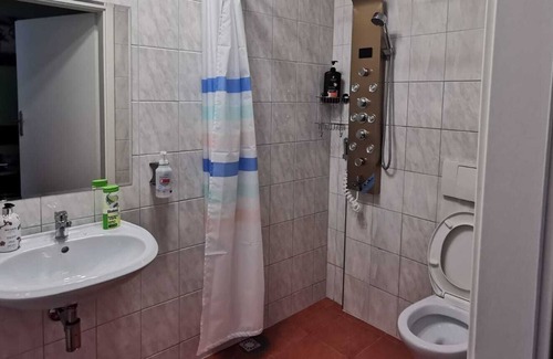 Hueckelhoven Apartment | Klimatisierte Nichtraucherzimmern mit Terrasse, Tische mit Stüllen und Grill