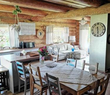 Powidz Apartment | Cozy Retreat: Klimatyczny dom z bali with Family Amenities