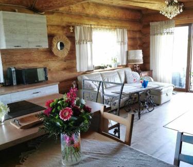 Powidz Apartment | Cozy Retreat: Klimatyczny dom z bali with Family Amenities