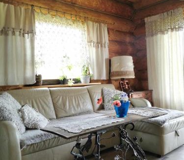 Powidz Apartment | Cozy Retreat: Klimatyczny dom z bali with Family Amenities