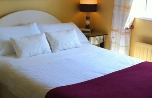 Waterville Bed & Breakfast | Klondyke House: Family-Friendly Retreat with Pool & Breakfast