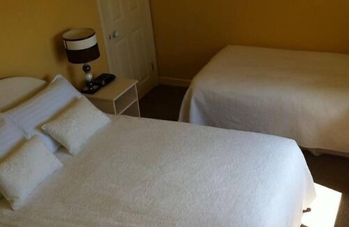 Waterville Bed & Breakfast | Klondyke House: Family-Friendly Retreat with Pool & Breakfast