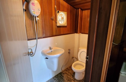 Samphao Lom Hotel | Budget-Friendly Klong Suan Plu Resort with Family Amenities