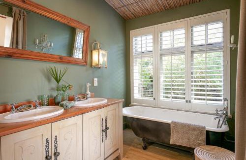 Capri House | Eco-Friendly 11 Kloof Farm House with Oceanfront Pool