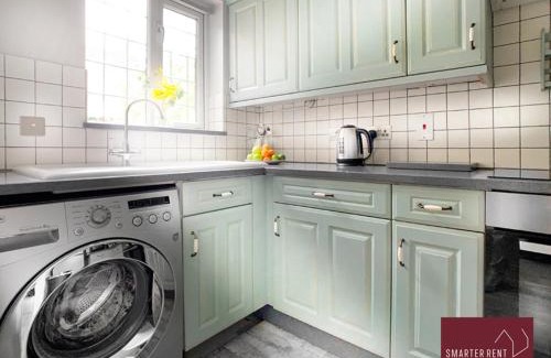 Knaphill Apartment | Pet-Friendly 2 Bed House with Garden in Knaphill