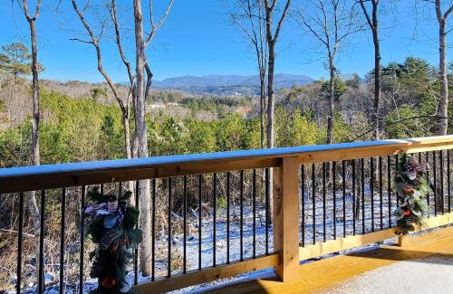 Ellijay House | Stay at Knight Mountain: Family-Friendly with Pool Access