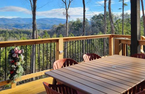 Ellijay House | Stay at Knight Mountain: Family-Friendly with Pool Access