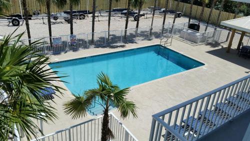 Marathon Hotel | Relax at Knight's Key Suites with Oceanfront Pool Access