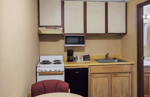 Summit Hotel | Budget-Friendly Knights Inn Ashland with Pool & Kitchen