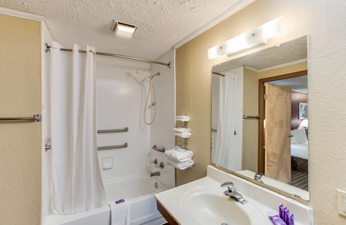 Summit Hotel | Budget-Friendly Knights Inn Ashland with Pool & Kitchen