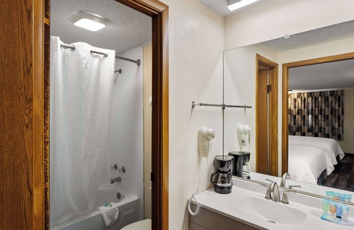Summit Hotel | Budget-Friendly Knights Inn Ashland with Pool & Kitchen