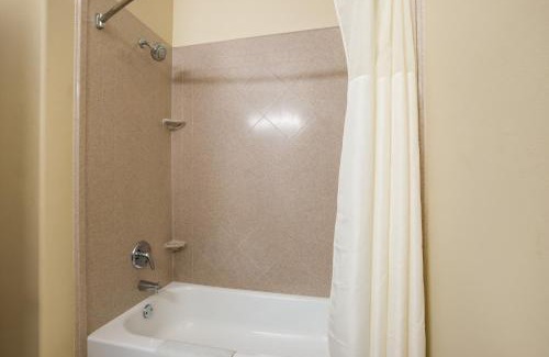 Saint Landry Hotel | Affordable Stay at Knights Inn Bunkie with Pool Access