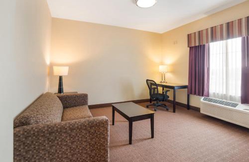 Saint Landry Hotel | Affordable Stay at Knights Inn Bunkie with Pool Access