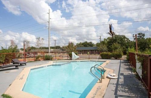 College Station Hotel | Convenient Stay at Knights Inn College Station with Pool