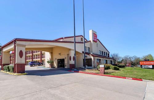 College Station Hotel | Convenient Stay at Knights Inn College Station with Pool