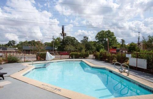 College Station Hotel | Convenient Stay at Knights Inn College Station with Pool