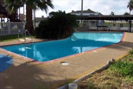 North Beach Hotel | Budget-Friendly Knights Inn Corpus Christi with Pool & Pets