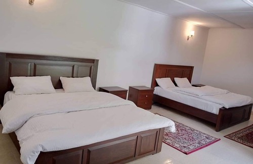 Brun Hotel | Convenient Knights Inn Droshp with Breakfast & Hot Tub