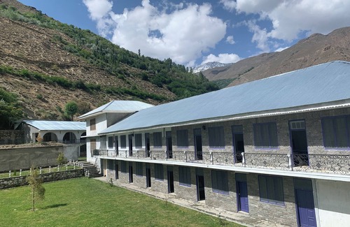 Brun Hotel | Convenient Knights Inn Droshp with Breakfast & Hot Tub