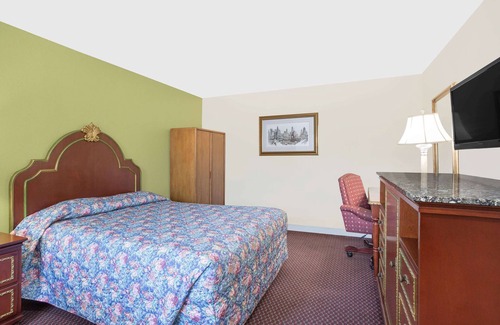 Emporia Hotel | Convenient Knights Inn Emporia with Pool & Kitchen Access