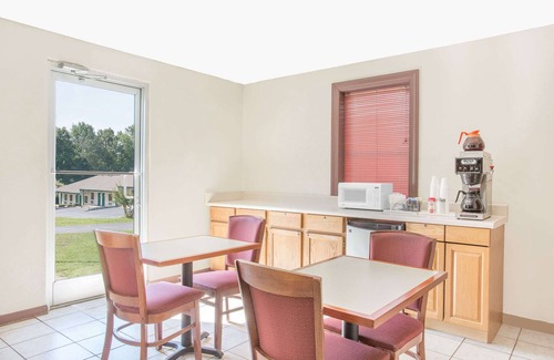 Emporia Hotel | Convenient Knights Inn Emporia with Pool & Kitchen Access