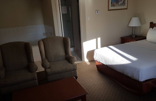 South Lethbridge Hotel | Comfortable Knights Inn Lethbridge with Free Breakfast & Kitchen