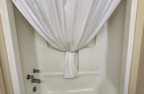 Lindsay Hotel | Comfortable Stay at Knights Inn Lindsay with Family Amenities
