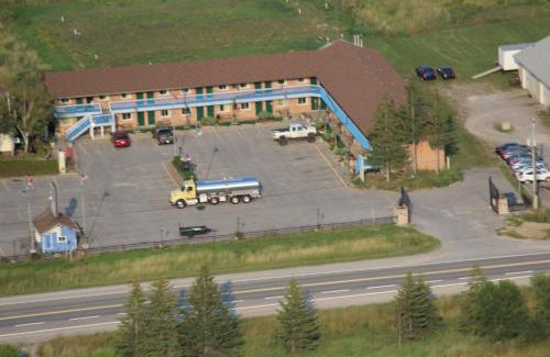 Lindsay Hotel | Budget-Friendly Knights Inn Lindsay with Family & Pet Amenities