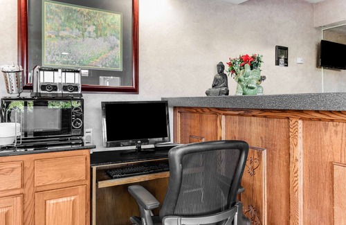 Madera Hotel | Comfortable Knights Inn Madera with Pool and Breakfast