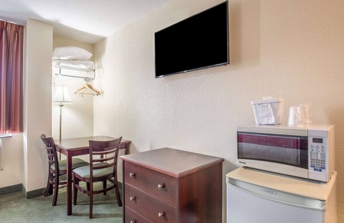 Orillia Hotel | Comfortable Stay at Knights Inn Orillia with Family Amenities