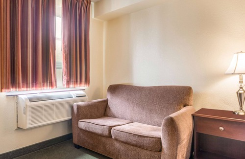 Orillia Hotel | Comfortable Stay at Knights Inn Orillia with Family Amenities