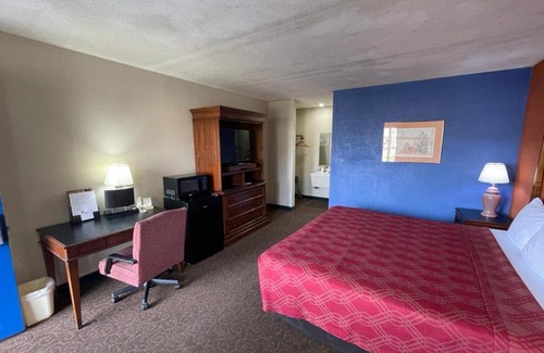 Emporia Hotel | Discover Knights Inn & Suites Emporia: Pet Friendly Retreat