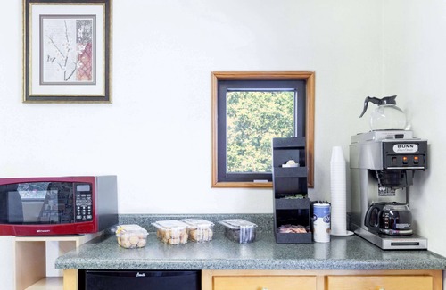 Yemassee Hotel | Convenient Stay at Knights Inn Yemassee with Pool & Dining