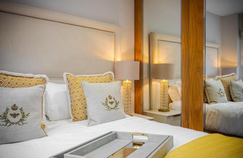 Knightsbridge Apartment | Pet-Friendly Flat 2: A Guest Favorite with Great Amenities