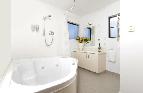 Blenheim Hotel | Relax at Knightsbridge Court Motor Lodge with Ocean Views