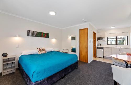 Blenheim Hotel | Relax at Knightsbridge Court Motor Lodge with Ocean Views