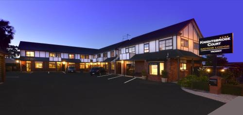 Blenheim Hotel | Relax at Knightsbridge Court Motor Lodge with Ocean Views