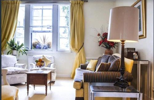 Brompton & Hans Town Apartment | Convenient Knightsbridge Stay Next to Harrods with Breakfast