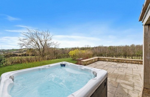 Shepton Mallet House | Relax at Knoll View Ranch with Group Hot Tub Access