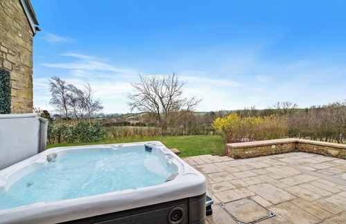 Shepton Mallet House | Relax at Knoll View Ranch with Group Hot Tub Access