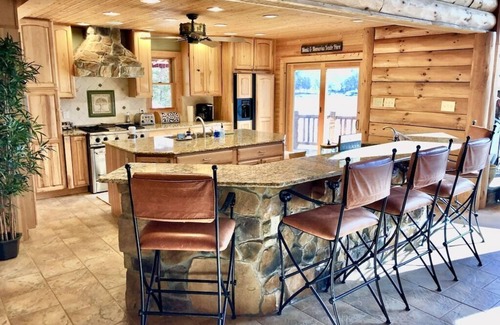 Livingston House | Experience Knot Loggin’ Inn: Lakefront Views & Modern Comfort