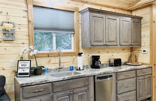 Island Park House | Experience Knotty Bear: Pet-Friendly Tiny Home Near Yellowstone