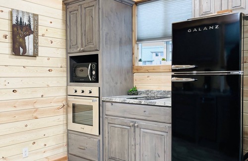 Island Park House | Experience Knotty Bear: Pet-Friendly Tiny Home Near Yellowstone