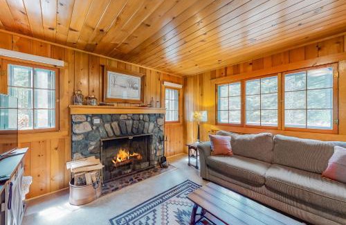Joseph House | Inviting Knotty Pine Cabin - Family Friendly Retreat