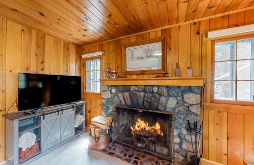 Joseph House | Inviting Knotty Pine Cabin - Family Friendly Retreat