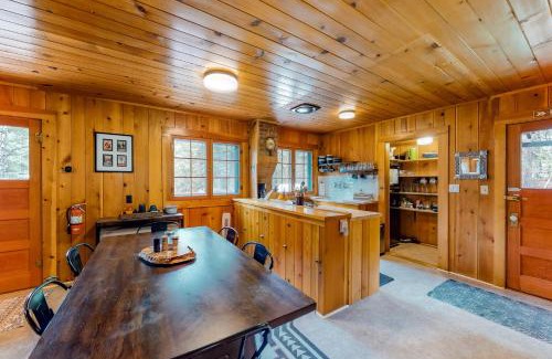 Joseph House | Inviting Knotty Pine Cabin - Family Friendly Retreat