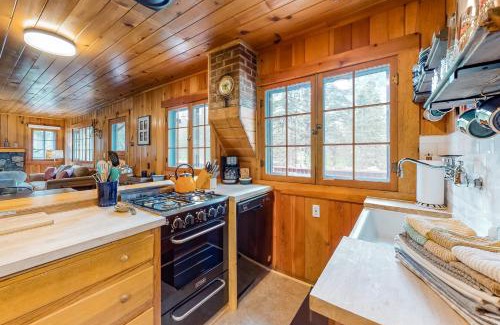 Joseph House | Inviting Knotty Pine Cabin - Family Friendly Retreat