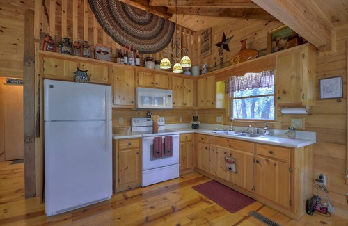Hidden Lake Cabin | Cozy Knotty Pines: Pet-Friendly Retreat with Fireplace & Spa