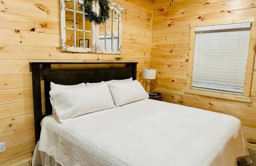Mountain View Hotel | Inviting Knotty Squirrel Cabins: 5-Star Family Retreat