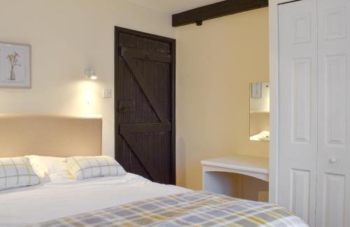 Bicton House | Pet-Friendly Retreat at Knowle Cottage - 4 Star Stay